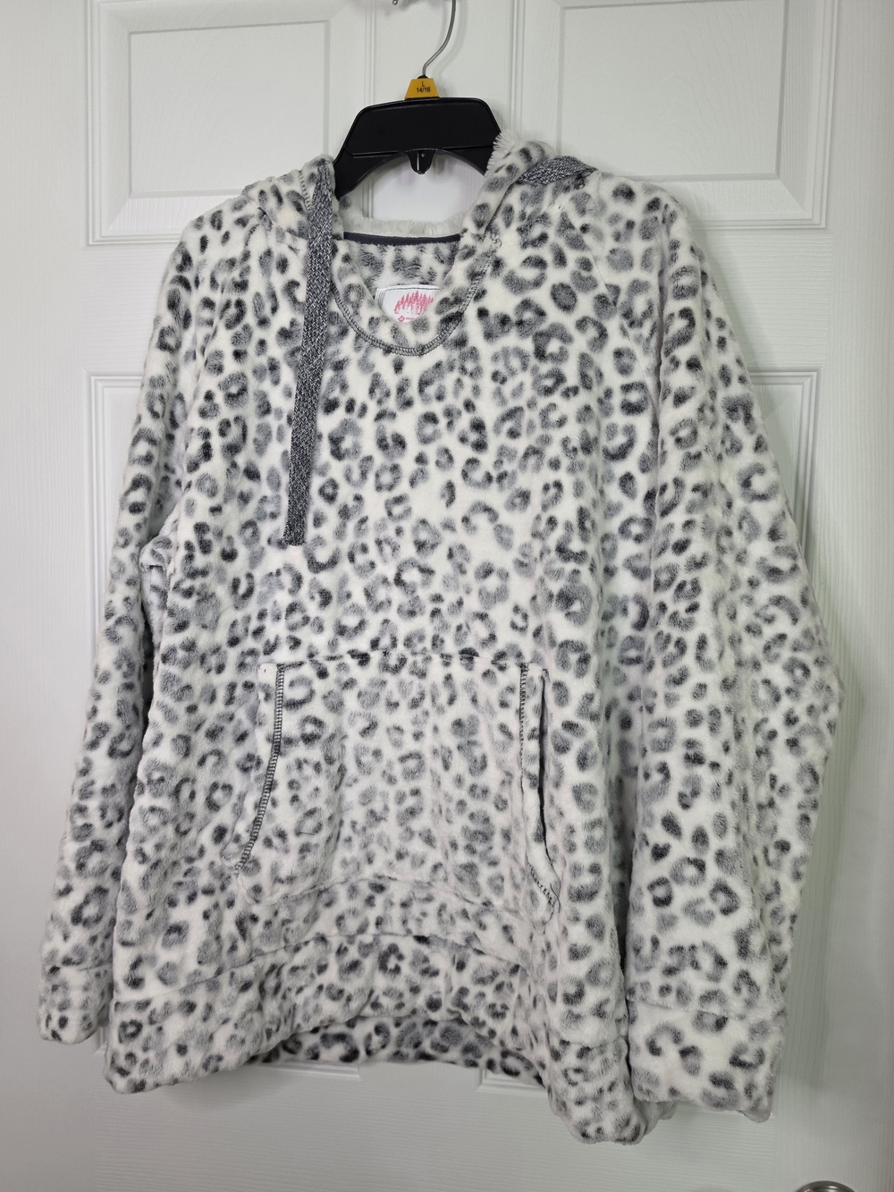 Cozy Faux-Fur Leopard Print Hoodie - White & Gray